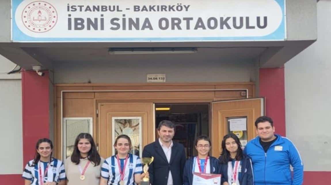Bakırköy İbni Sina Ortaokulu, okul sporları kapsamında İstanbul İl Dart Şampiyonasında İstanbul İkincisi olmuştur. Tebrik eder, başarılarının devamını dileriz.